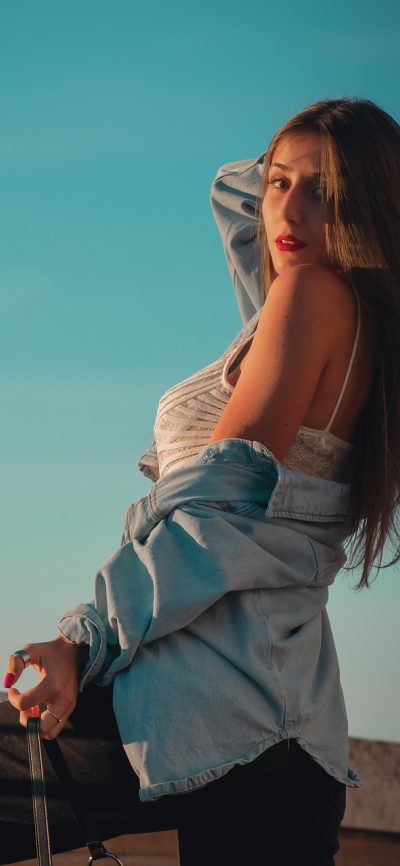 娜娜轻量标签管理界面截图，彩色标签以胶囊形式排列在深色背景上便于分类整理